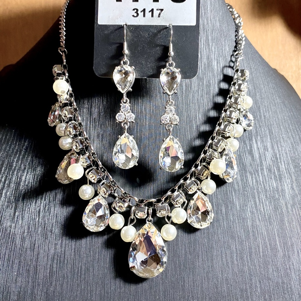 💎Paparazzi show stopping 💎Rhinestones and pearls necklace/earrings set NWT💎✨💎✨💎✨